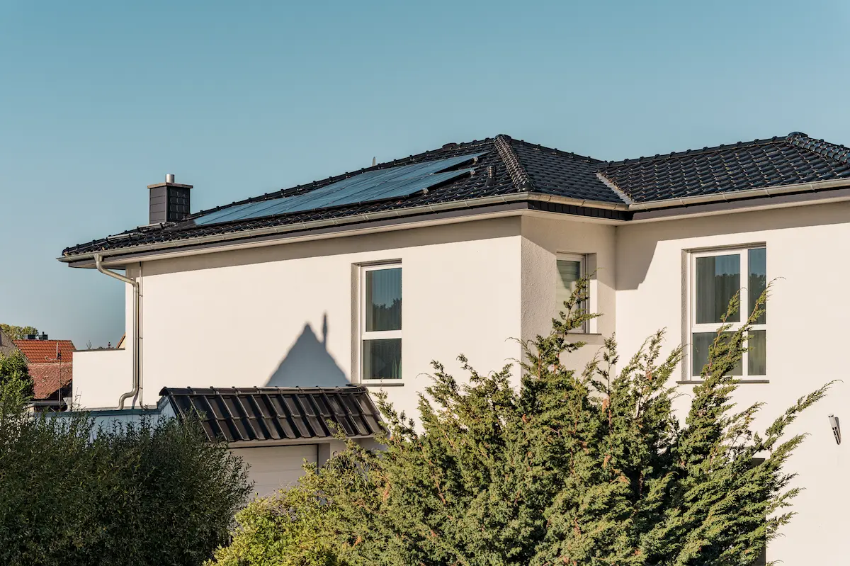 Mehrere Photovoltaikmodule auf dem Dach eines Einfamilienhauses
