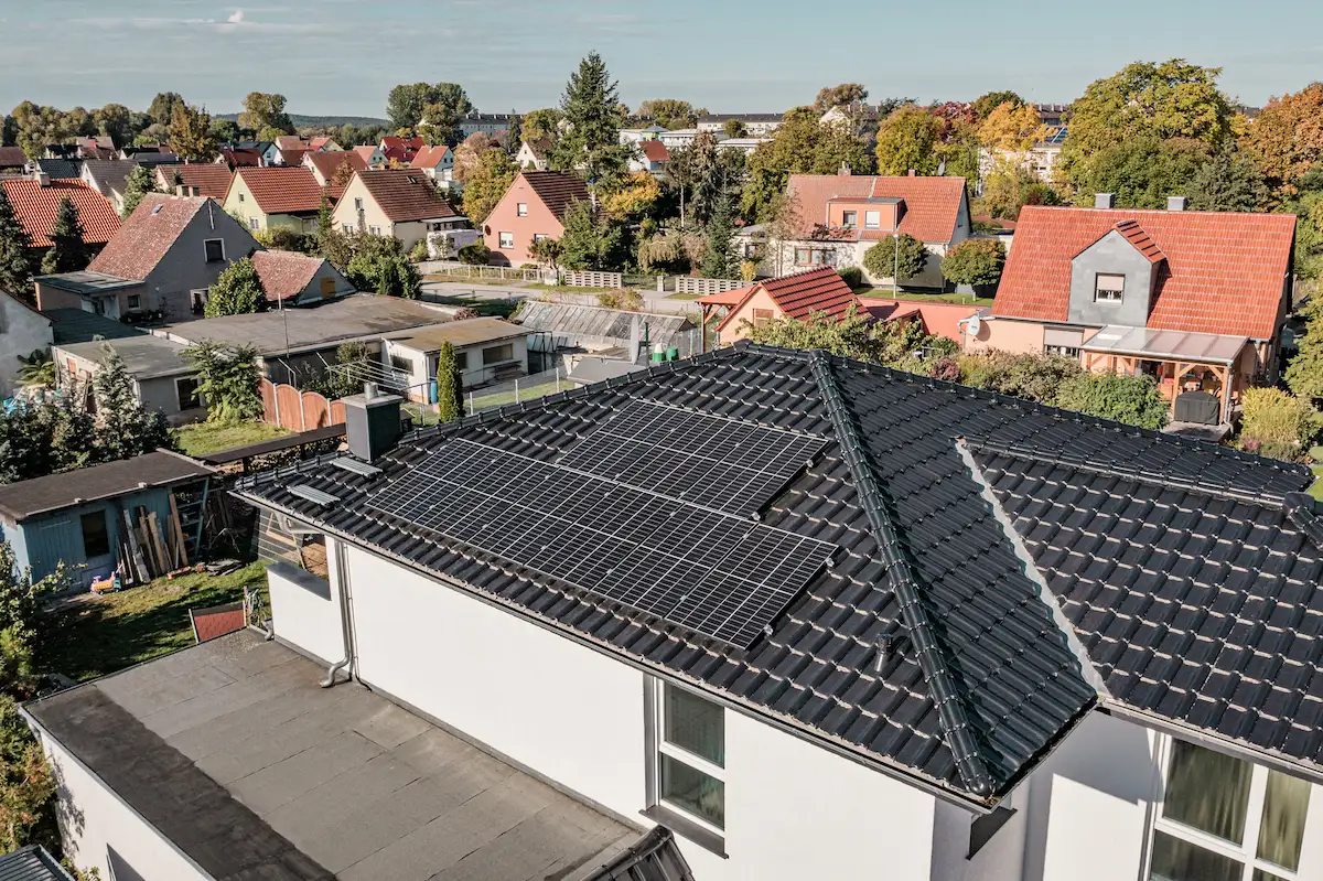 Solaranlage auf einem Dach in Premnitz, Brandenburg.