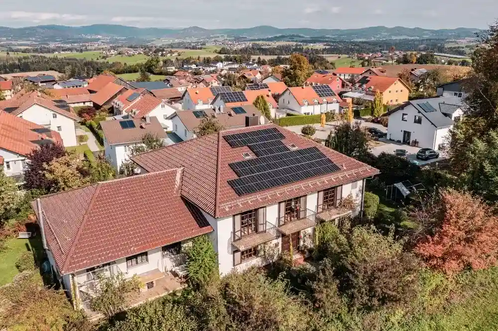 Häuser mit Photovoltaik auf den Dächern in einem Wohngebiet