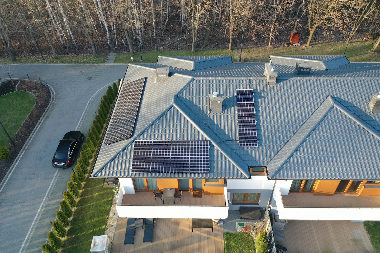 Verschattete Solarmodule auf einem Dach.